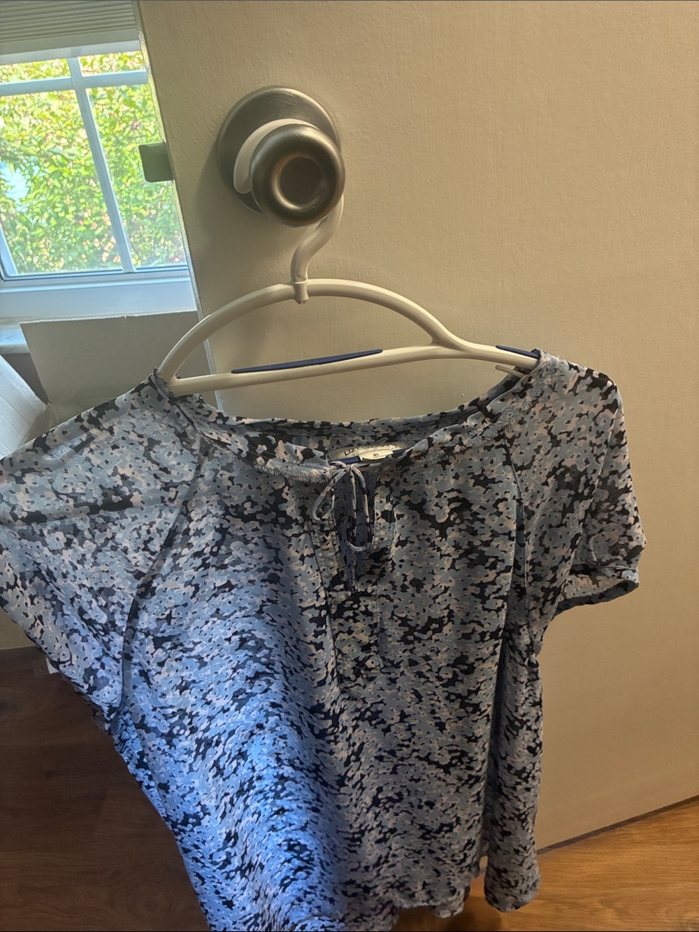 Liz Claiborne Blue and Black Speckled Short-Sleeve Top